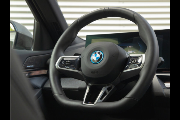 BMW i5 xDrive40 - M-Sport Pro - Pano - Trekhaak - ACC - Stoelventilatie