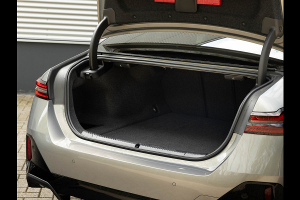 BMW i5 xDrive40 - M-Sport Pro - Pano - Trekhaak - ACC - Stoelventilatie