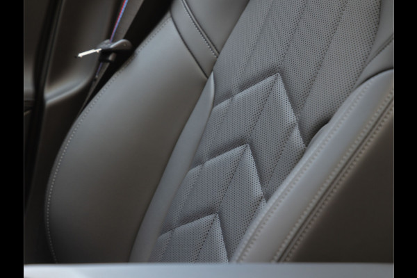 BMW i5 xDrive40 - M-Sport Pro - Pano - Trekhaak - ACC - Stoelventilatie