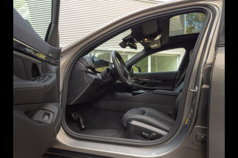 BMW i5 xDrive40 - M-Sport Pro - Pano - Trekhaak - ACC - Stoelventilatie