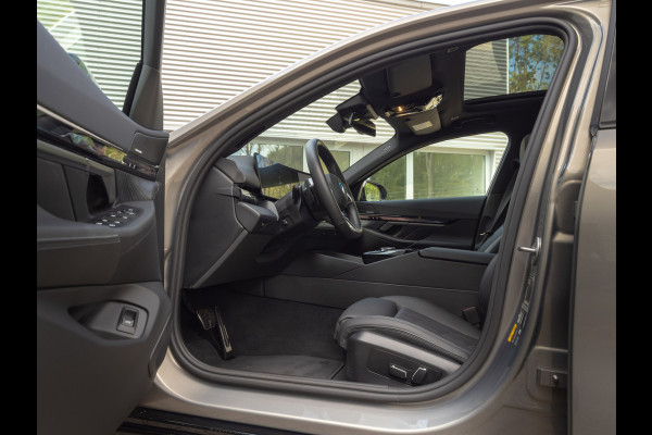 BMW i5 xDrive40 - M-Sport Pro - Pano - Trekhaak - ACC - Stoelventilatie