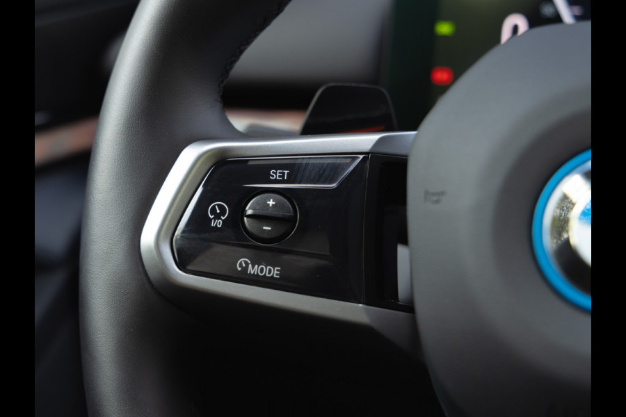 BMW i5 xDrive40 - M-Sport Pro - Pano - Trekhaak - ACC - Stoelventilatie