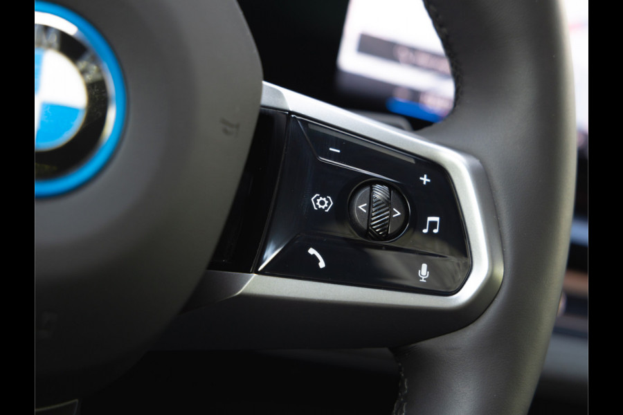 BMW i5 xDrive40 - M-Sport Pro - Pano - Trekhaak - ACC - Stoelventilatie