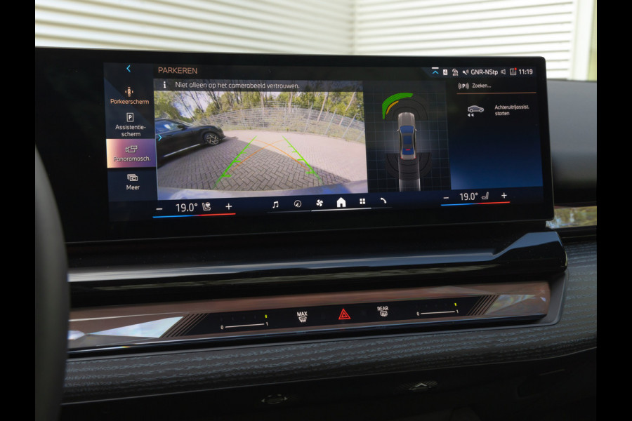 BMW i5 xDrive40 - M-Sport Pro - Pano - Trekhaak - ACC - Stoelventilatie