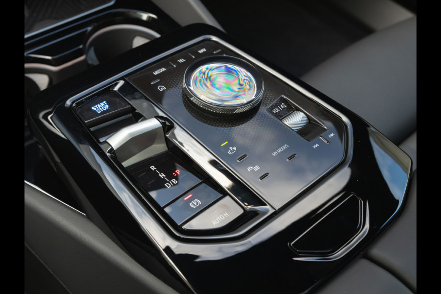 BMW i5 xDrive40 - M-Sport Pro - Pano - Trekhaak - ACC - Stoelventilatie
