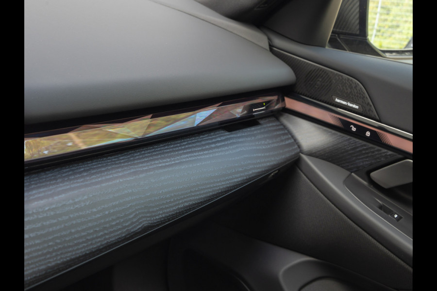 BMW i5 xDrive40 - M-Sport Pro - Pano - Trekhaak - ACC - Stoelventilatie