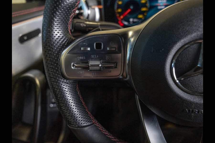 Mercedes-Benz CLA-Klasse 200 Business Solution AMG / 163pk / Sfeerverlichting / Dodehoek herkenning / Stoelverwarming /
