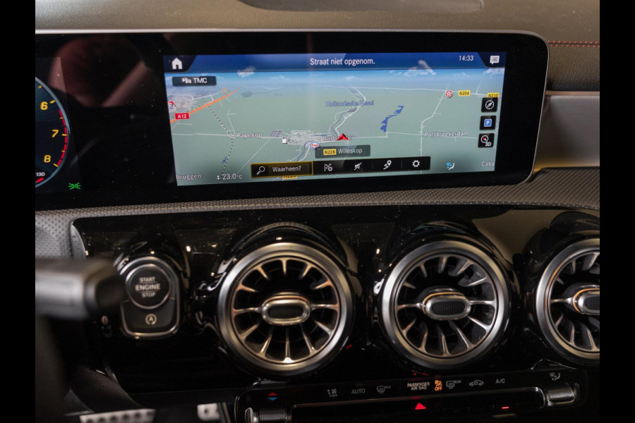 Mercedes-Benz CLA-Klasse 200 Business Solution AMG / 163pk / Sfeerverlichting / Dodehoek herkenning / Stoelverwarming /