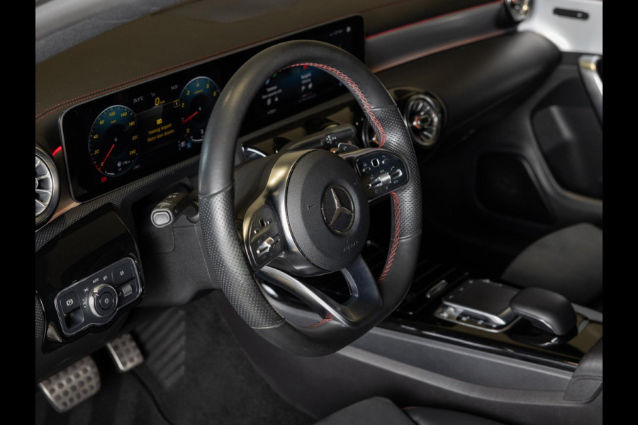 Mercedes-Benz CLA-Klasse 200 Business Solution AMG / 163pk / Sfeerverlichting / Dodehoek herkenning / Stoelverwarming /