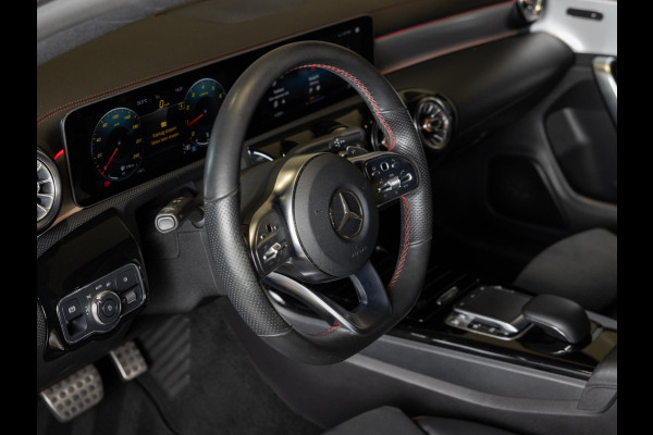 Mercedes-Benz CLA-Klasse 200 Business Solution AMG / 163pk / Sfeerverlichting / Dodehoek herkenning / Stoelverwarming /