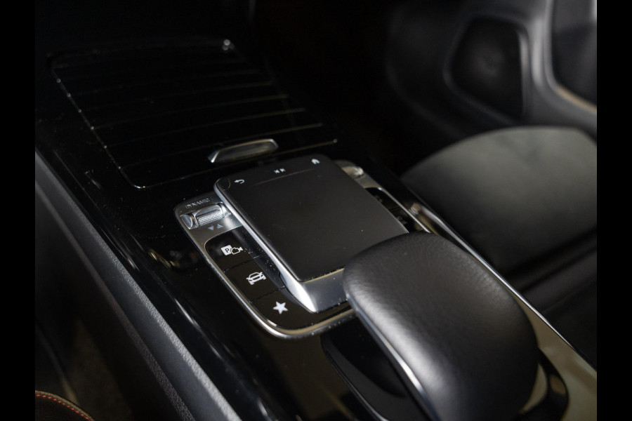 Mercedes-Benz CLA-Klasse 200 Business Solution AMG / 163pk / Sfeerverlichting / Dodehoek herkenning / Stoelverwarming /