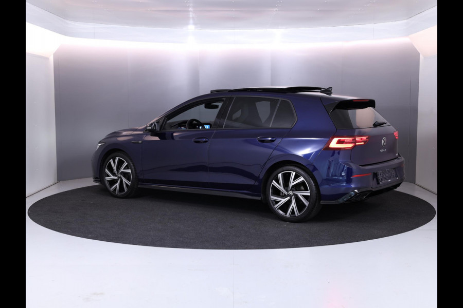 Volkswagen Golf 1.5 eTSI R-Line 150 pk Automaat (DSG) | Navigatie | Panoramadak | Parkeersensoren | Achteruitrijcamera | Matrix LED koplampen | Black Style pakket | R-Line |