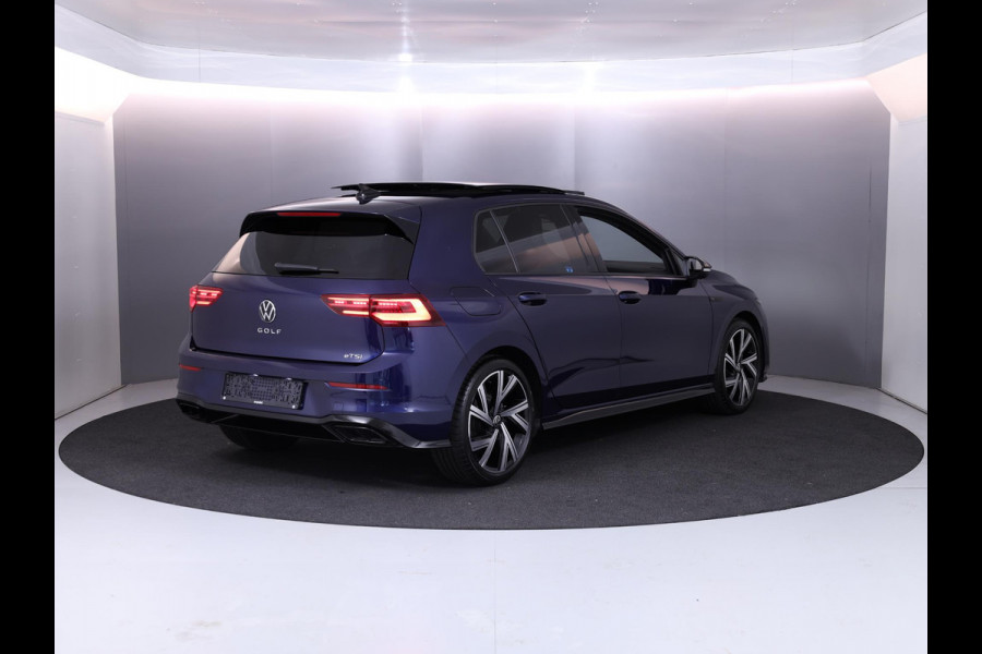 Volkswagen Golf 1.5 eTSI R-Line 150 pk Automaat (DSG) | Navigatie | Panoramadak | Parkeersensoren | Achteruitrijcamera | Matrix LED koplampen | Black Style pakket | R-Line |