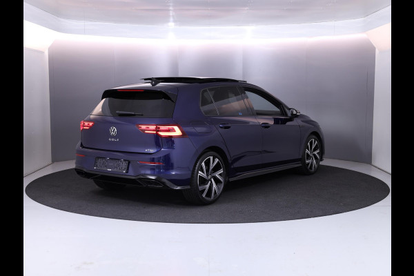 Volkswagen Golf 1.5 eTSI R-Line 150 pk Automaat (DSG) | Navigatie | Panoramadak | Parkeersensoren | Achteruitrijcamera | Matrix LED koplampen | Black Style pakket | R-Line |