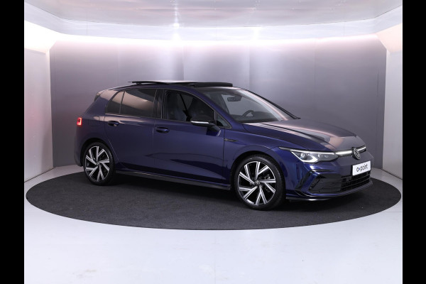 Volkswagen Golf 1.5 eTSI R-Line 150 pk Automaat (DSG) | Navigatie | Panoramadak | Parkeersensoren | Achteruitrijcamera | Matrix LED koplampen | Black Style pakket | R-Line |