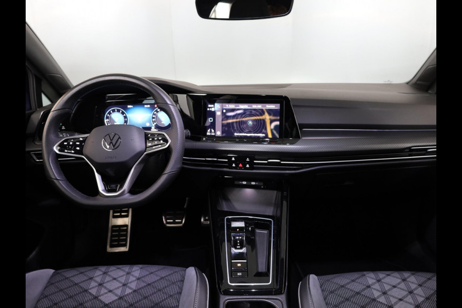 Volkswagen Golf 1.5 eTSI R-Line 150 pk Automaat (DSG) | Navigatie | Panoramadak | Parkeersensoren | Achteruitrijcamera | Matrix LED koplampen | Black Style pakket | R-Line |