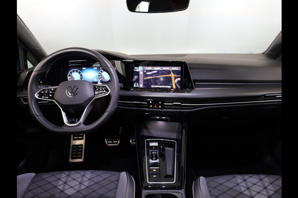 Volkswagen Golf 1.5 eTSI R-Line 150 pk Automaat (DSG) | Navigatie | Panoramadak | Parkeersensoren | Achteruitrijcamera | Matrix LED koplampen | Black Style pakket | R-Line |
