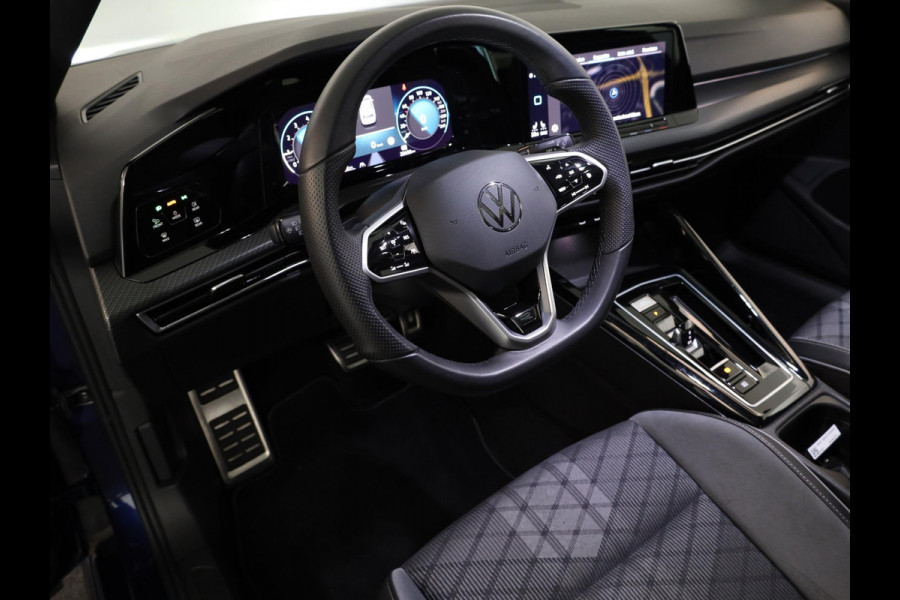 Volkswagen Golf 1.5 eTSI R-Line 150 pk Automaat (DSG) | Navigatie | Panoramadak | Parkeersensoren | Achteruitrijcamera | Matrix LED koplampen | Black Style pakket | R-Line |
