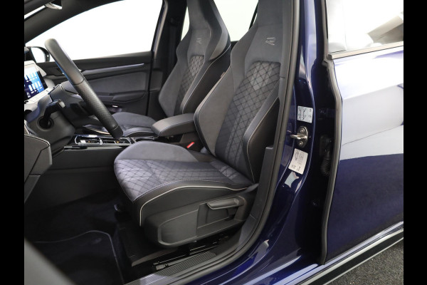 Volkswagen Golf 1.5 eTSI R-Line 150 pk Automaat (DSG) | Navigatie | Panoramadak | Parkeersensoren | Achteruitrijcamera | Matrix LED koplampen | Black Style pakket | R-Line |