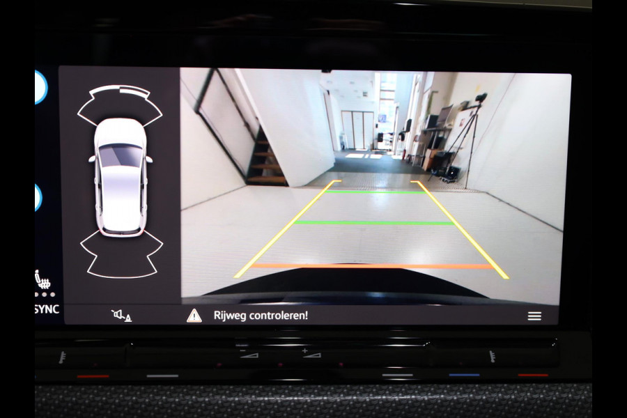 Volkswagen Golf 1.5 eTSI R-Line 150 pk Automaat (DSG) | Navigatie | Panoramadak | Parkeersensoren | Achteruitrijcamera | Matrix LED koplampen | Black Style pakket | R-Line |