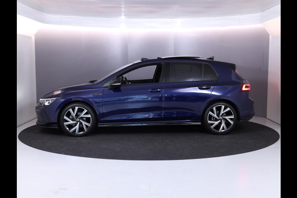 Volkswagen Golf 1.5 eTSI R-Line 150 pk Automaat (DSG) | Navigatie | Panoramadak | Parkeersensoren | Achteruitrijcamera | Matrix LED koplampen | Black Style pakket | R-Line |
