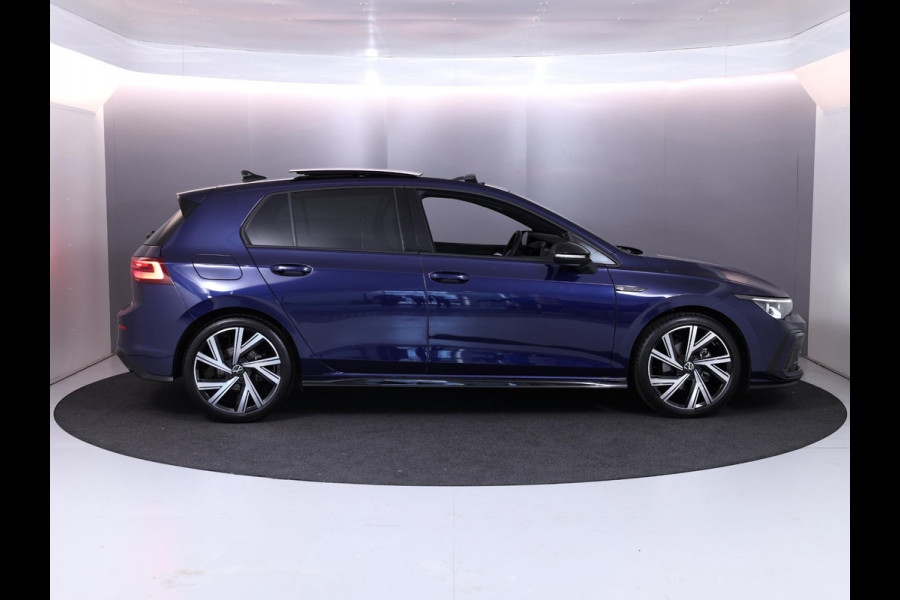 Volkswagen Golf 1.5 eTSI R-Line 150 pk Automaat (DSG) | Navigatie | Panoramadak | Parkeersensoren | Achteruitrijcamera | Matrix LED koplampen | Black Style pakket | R-Line |