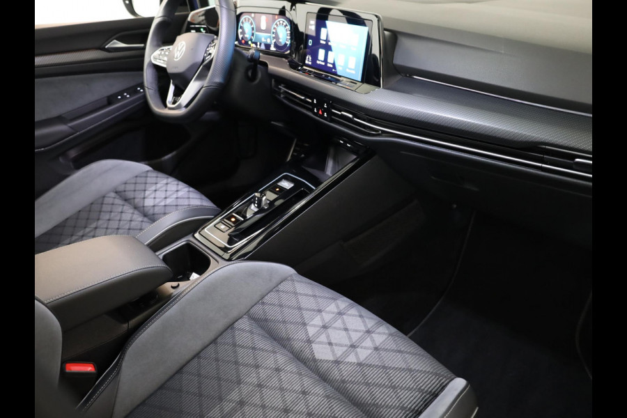 Volkswagen Golf 1.5 eTSI R-Line 150 pk Automaat (DSG) | Navigatie | Panoramadak | Parkeersensoren | Achteruitrijcamera | Matrix LED koplampen | Black Style pakket | R-Line |