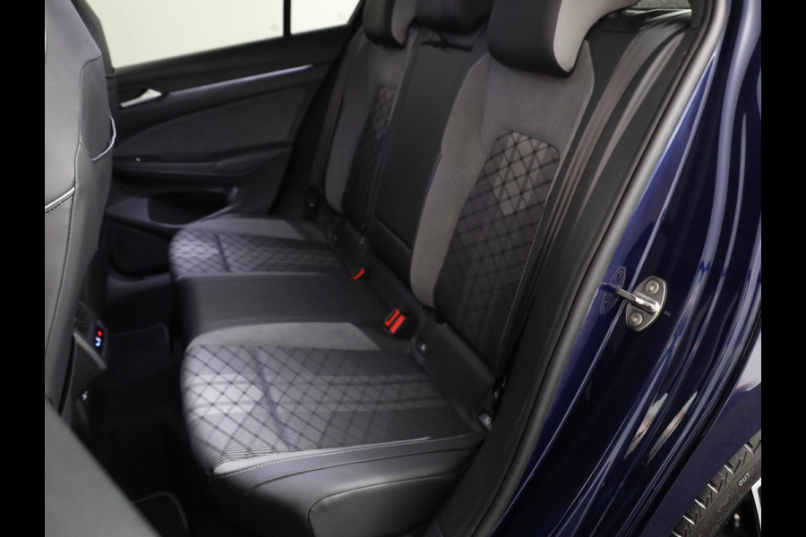 Volkswagen Golf 1.5 eTSI R-Line 150 pk Automaat (DSG) | Navigatie | Panoramadak | Parkeersensoren | Achteruitrijcamera | Matrix LED koplampen | Black Style pakket | R-Line |