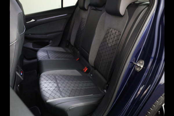 Volkswagen Golf 1.5 eTSI R-Line 150 pk Automaat (DSG) | Navigatie | Panoramadak | Parkeersensoren | Achteruitrijcamera | Matrix LED koplampen | Black Style pakket | R-Line |