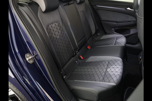 Volkswagen Golf 1.5 eTSI R-Line 150 pk Automaat (DSG) | Navigatie | Panoramadak | Parkeersensoren | Achteruitrijcamera | Matrix LED koplampen | Black Style pakket | R-Line |