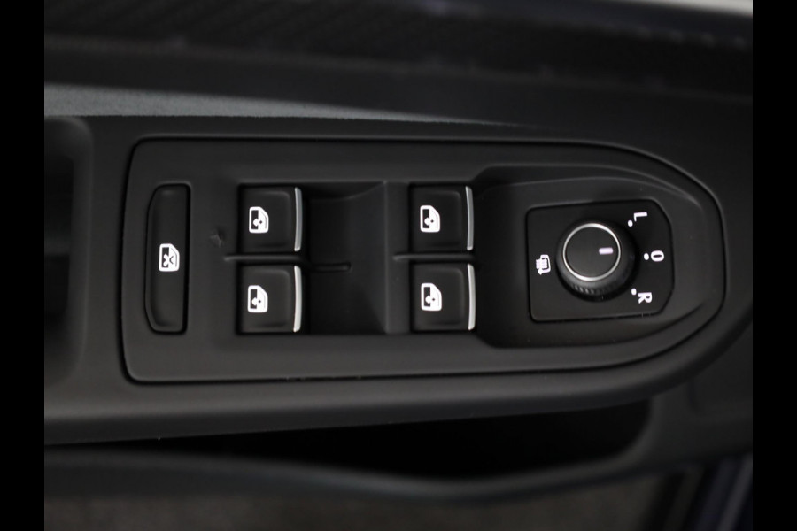 Volkswagen Golf 1.5 eTSI R-Line 150 pk Automaat (DSG) | Navigatie | Panoramadak | Parkeersensoren | Achteruitrijcamera | Matrix LED koplampen | Black Style pakket | R-Line |