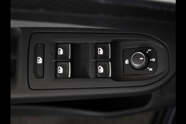 Volkswagen Golf 1.5 eTSI R-Line 150 pk Automaat (DSG) | Navigatie | Panoramadak | Parkeersensoren | Achteruitrijcamera | Matrix LED koplampen | Black Style pakket | R-Line |