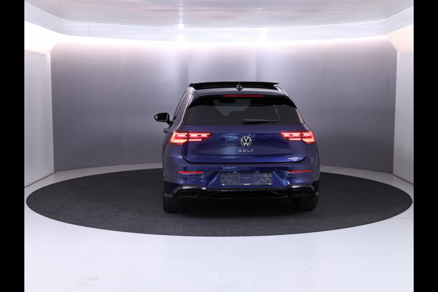 Volkswagen Golf 1.5 eTSI R-Line 150 pk Automaat (DSG) | Navigatie | Panoramadak | Parkeersensoren | Achteruitrijcamera | Matrix LED koplampen | Black Style pakket | R-Line |