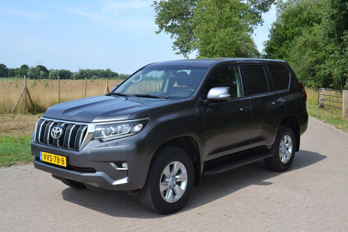Toyota Land Cruiser 2.8 D-4D-F Challenger Window Van Toyota Land Cruiser 2.8 D-4D-F Challenger Window Van