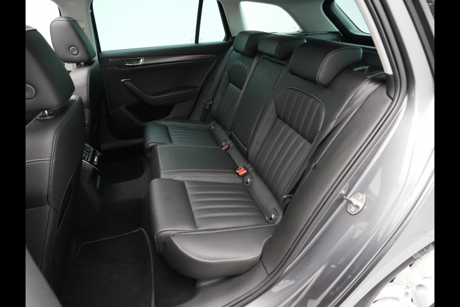 Škoda Superb Combi 1.4 TSI iV 218pk DSG Business Edition Plus Navigatie Wegkl. trekhaak Side assist Stoelverwarming v + a 221