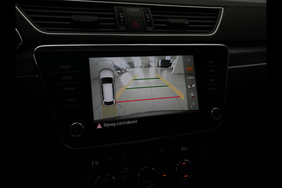 Škoda Superb Combi 1.4 TSI iV 218pk DSG Business Edition Plus Navigatie Wegkl. trekhaak Side assist Stoelverwarming v + a 221
