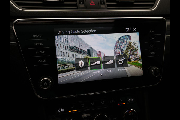 Škoda Superb Combi 1.4 TSI iV 218pk DSG Business Edition Plus Navigatie Wegkl. trekhaak Side assist Stoelverwarming v + a 221