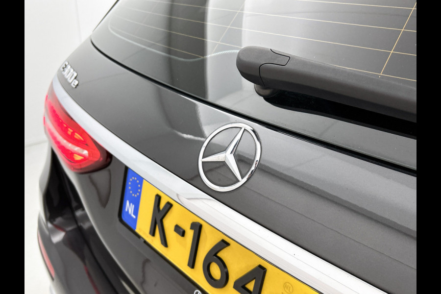 Mercedes-Benz E-Klasse Estate 300 e Business Solution AMG | Panoramadak | Wide screen | Navigatie | Elect. bedinebare voor stoelen met geheugen | Parking support met camera achter | Inclusief 24 maanden Mercedes-Benz Certified garantie voor Europa.