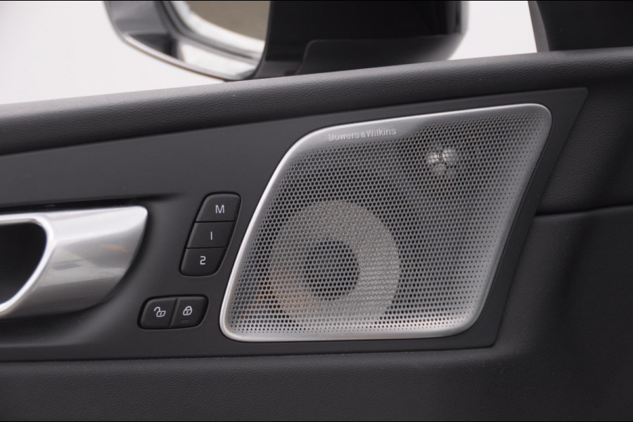 Volvo XC60 T8 455PK Automaat AWD Polestar Engineered Head-up display / Bowers en Wilkins audio / Panoramadak / BLIS / Elektrisch bedienbare voorstoelen / Memory seats / Verwarmbare stoelen / Keyless entry /