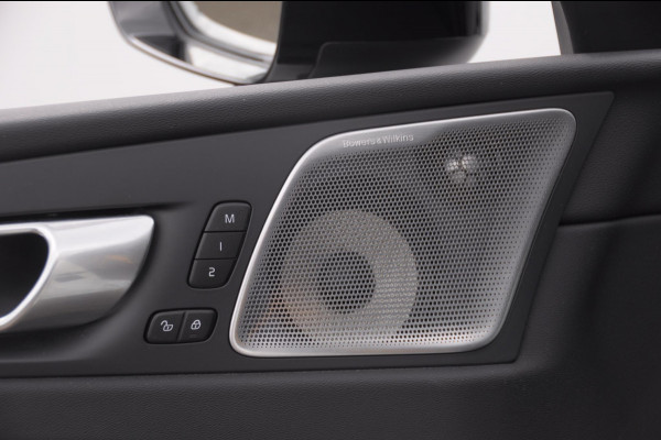 Volvo XC60 T8 455PK Automaat AWD Polestar Engineered Head-up display / Bowers en Wilkins audio / Panoramadak / BLIS / Elektrisch bedienbare voorstoelen / Memory seats / Verwarmbare stoelen / Keyless entry /
