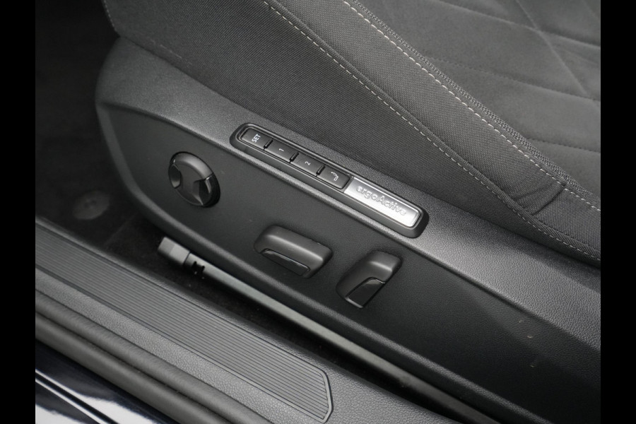 Volkswagen Golf 1.4 eHybrid 204pk Panorama Navi via app Camera Side assist 338
