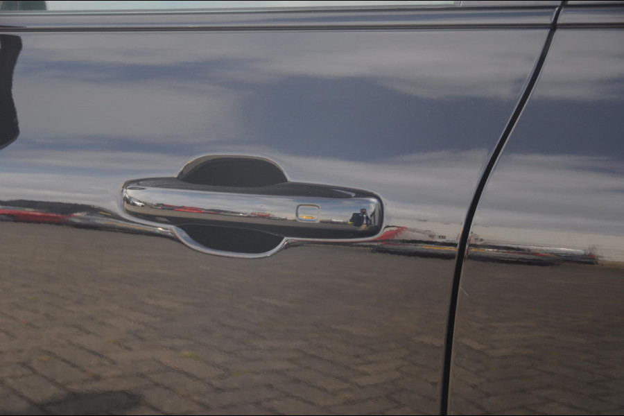 Volvo XC60 T6 350PK Automaat AWD Plus Black Edition / Cruise control / Elektrische achterklep / Apple carplay / parkeersensoren met camera / Elektrische stoelen / Panoramadak / Sportstoelen / Stoel - en stuurwielverwarming / Keyless entry