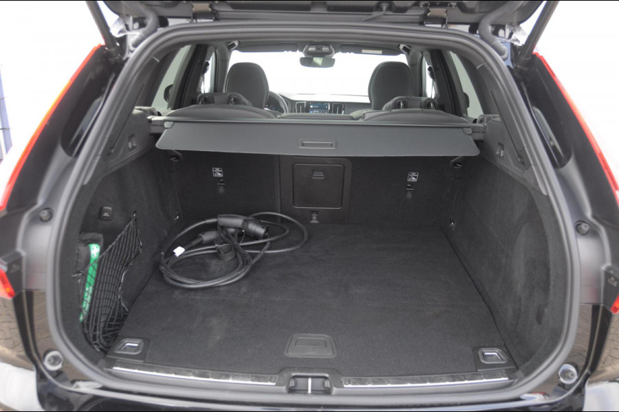 Volvo XC60 T6 350PK Automaat AWD Plus Black Edition / Cruise control / Elektrische achterklep / Apple carplay / parkeersensoren met camera / Elektrische stoelen / Panoramadak / Sportstoelen / Stoel - en stuurwielverwarming / Keyless entry