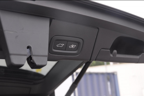 Volvo XC60 T6 350PK Automaat AWD Plus Black Edition / Cruise control / Elektrische achterklep / Apple carplay / parkeersensoren met camera / Elektrische stoelen / Panoramadak / Sportstoelen / Stoel - en stuurwielverwarming / Keyless entry