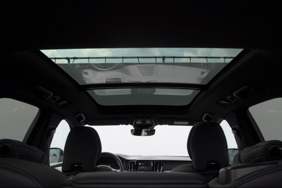 Volvo XC60 T6 350PK Automaat AWD Plus Black Edition / Cruise control / Elektrische achterklep / Apple carplay / parkeersensoren met camera / Elektrische stoelen / Panoramadak / Sportstoelen / Stoel - en stuurwielverwarming / Keyless entry