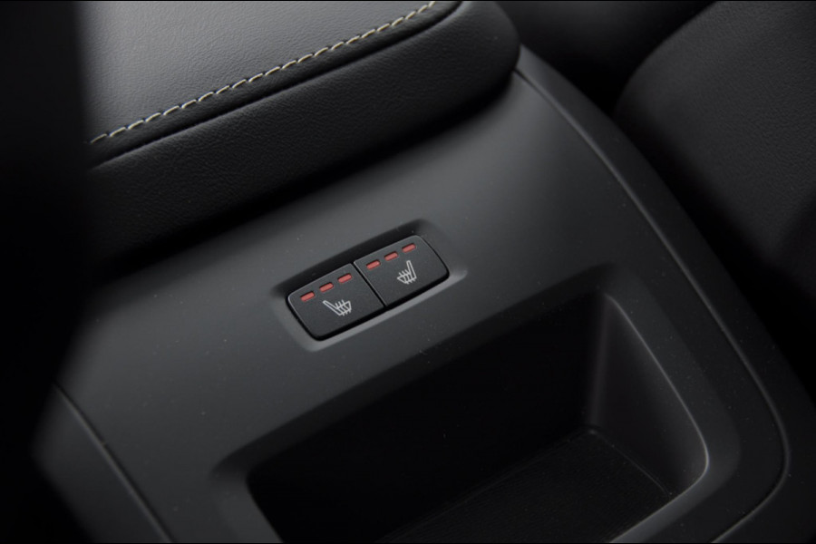 Volvo XC60 T6 350PK Automaat AWD Plus Black Edition / Cruise control / Elektrische achterklep / Apple carplay / parkeersensoren met camera / Elektrische stoelen / Panoramadak / Sportstoelen / Stoel - en stuurwielverwarming / Keyless entry