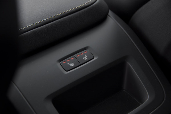 Volvo XC60 T6 350PK Automaat AWD Plus Black Edition / Cruise control / Elektrische achterklep / Apple carplay / parkeersensoren met camera / Elektrische stoelen / Panoramadak / Sportstoelen / Stoel - en stuurwielverwarming / Keyless entry