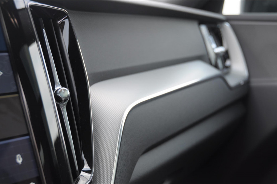 Volvo XC60 T6 350PK Automaat AWD Plus Black Edition / Cruise control / Elektrische achterklep / Apple carplay / parkeersensoren met camera / Elektrische stoelen / Panoramadak / Sportstoelen / Stoel - en stuurwielverwarming / Keyless entry