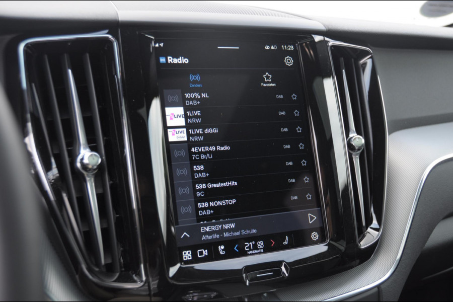 Volvo XC60 T6 350PK Automaat AWD Plus Black Edition / Cruise control / Elektrische achterklep / Apple carplay / parkeersensoren met camera / Elektrische stoelen / Panoramadak / Sportstoelen / Stoel - en stuurwielverwarming / Keyless entry
