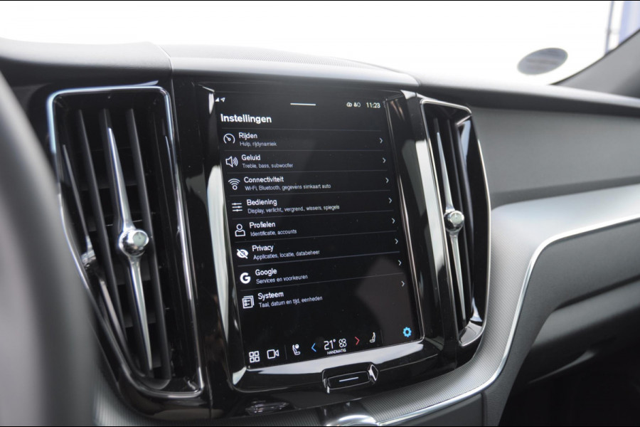 Volvo XC60 T6 350PK Automaat AWD Plus Black Edition / Cruise control / Elektrische achterklep / Apple carplay / parkeersensoren met camera / Elektrische stoelen / Panoramadak / Sportstoelen / Stoel - en stuurwielverwarming / Keyless entry